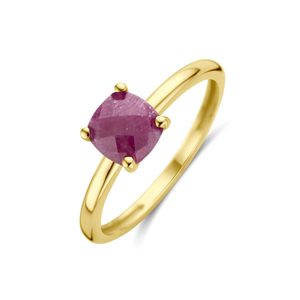 Ring mit rotem Stein