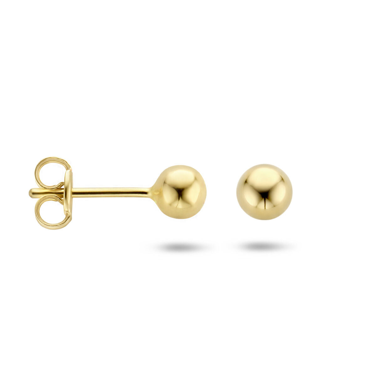 Gouden oorknoppen bol 14K van Van der Kooij Collectie: eenvoudige geelgouden oorbellen met kleine gepolijste bolletjes en vlindersluiting, getoond op een wit achtergrond-perfect cadeau in een sieradendoosje.