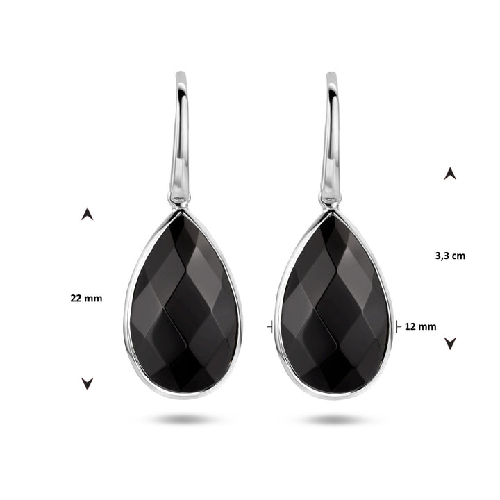 Deze oorhangers onyx franse haak zilver gerhodineerd van Van der Kooij Collectie hebben druppelvormige, facetgeslepen zwarte stenen, meten 22x12 mm (totale hoogte 3,3 cm) en zijn afgebeeld tegen een witte achtergrond - perfecte dames sieraden.