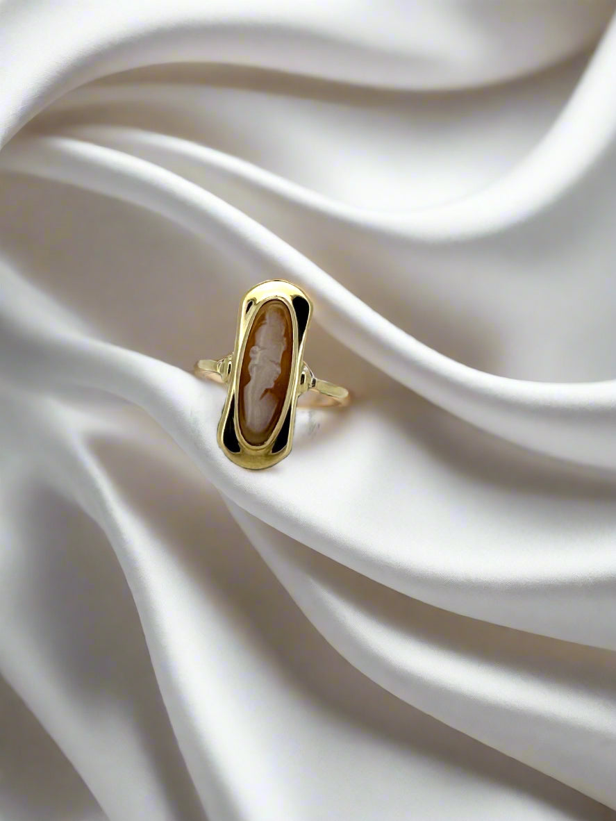 Vintage Ring aus 14k Gold mit ovalem Camee und schwarzem Rand