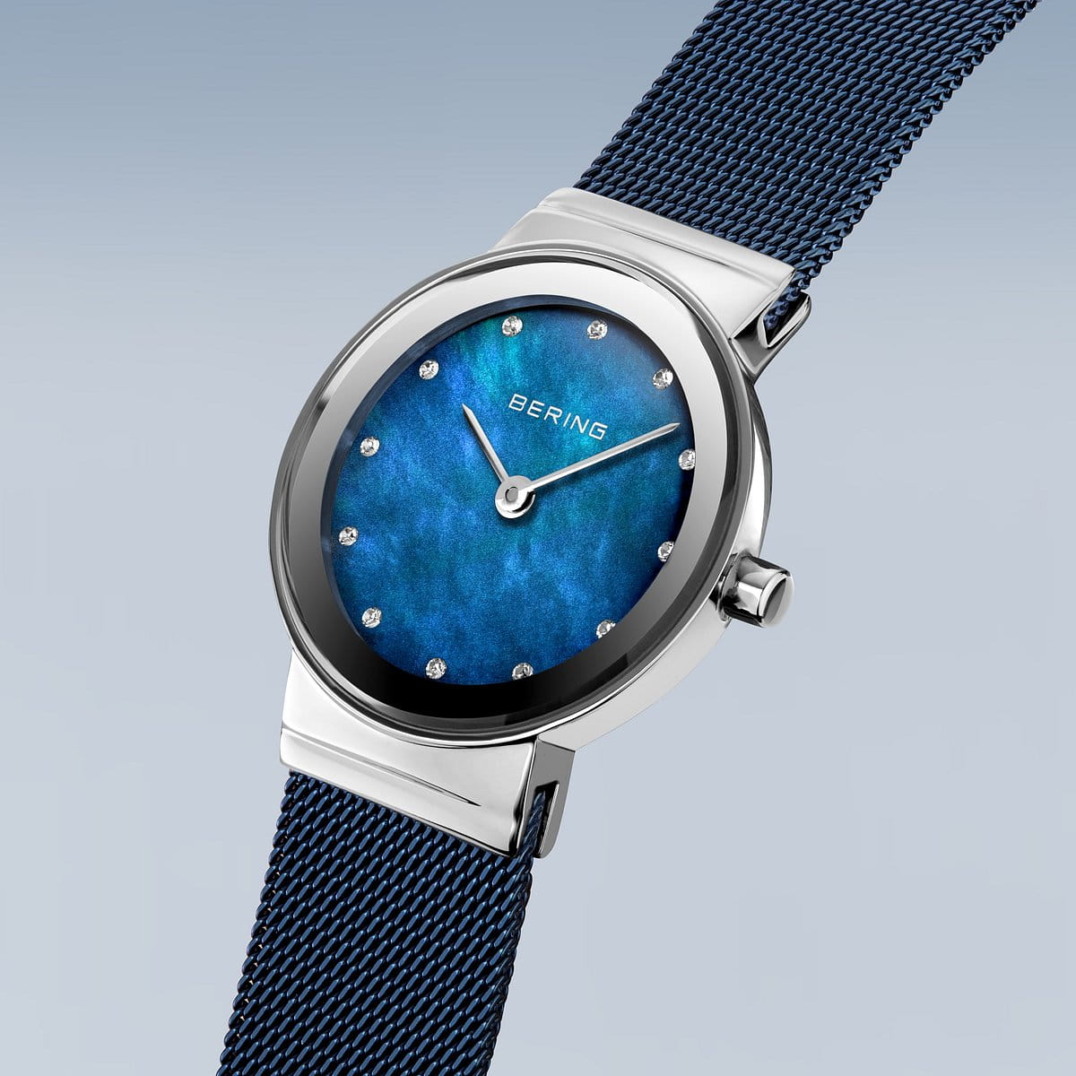 Uhr mit blauem Zifferblatt, silbernem Gehäuse und blauem Mesh-Armband