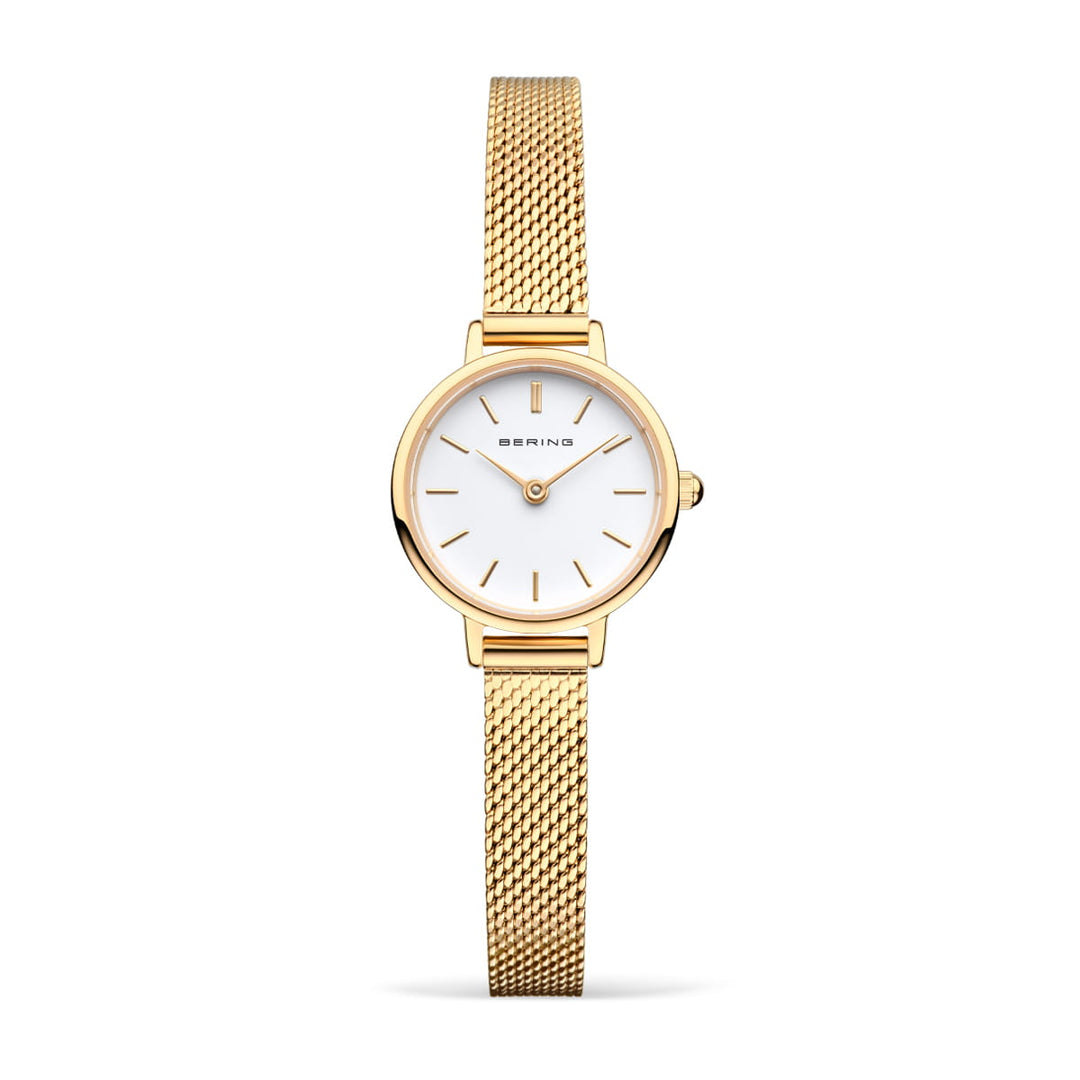 De 11022-334-Lovely-1-GWP190 Bering dameshorloge heeft een strak gouden design met een witte wijzerplaat, minimalistische markeringen, dunne mesh band en duurzaam saffierglas. Dit quartz uurwerk straalt klassieke elegantie uit met de merknaam Bering op de wijzerplaat.