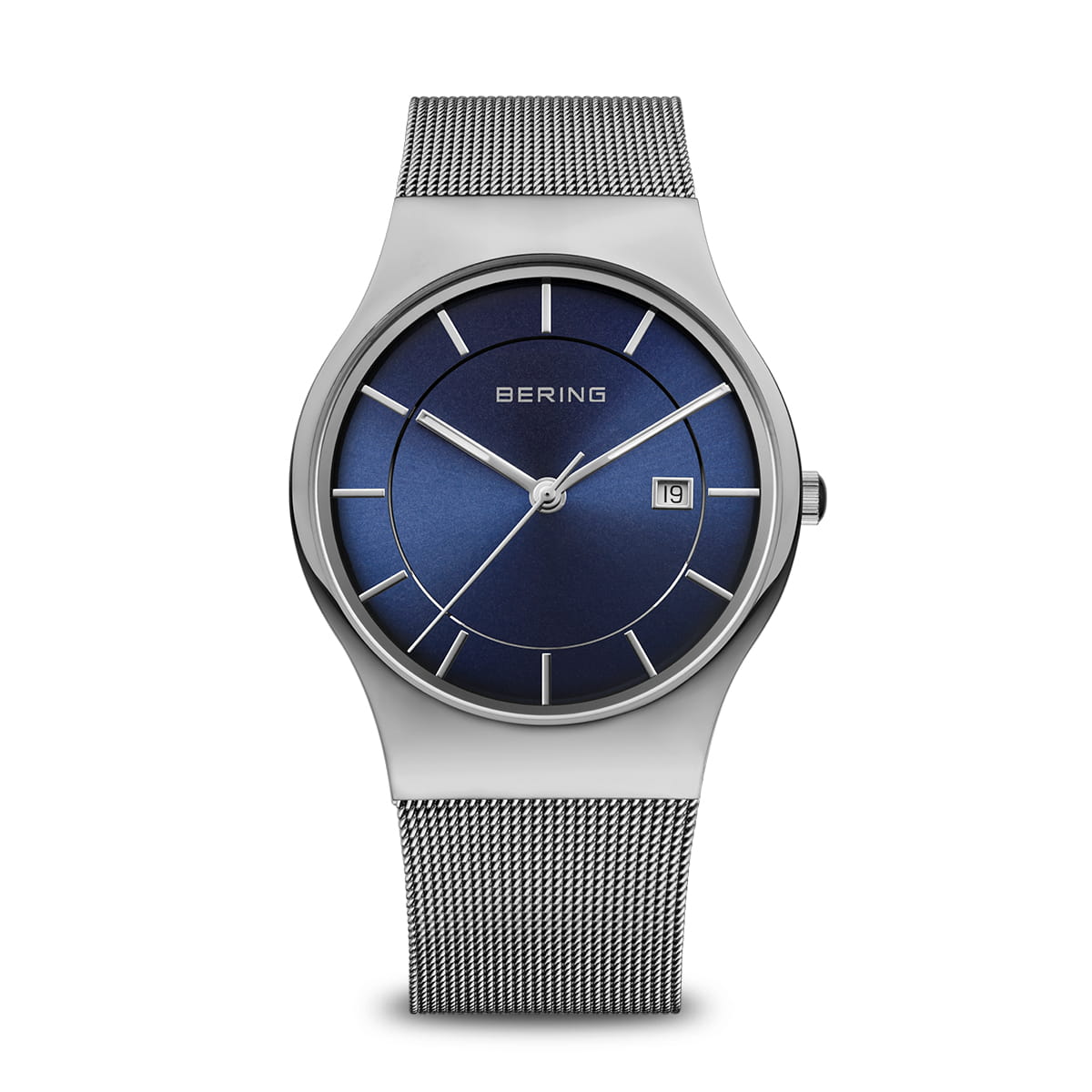 Uhr mit blauem Zifferblatt, silbernem Gehäuse und Mesh-Armband