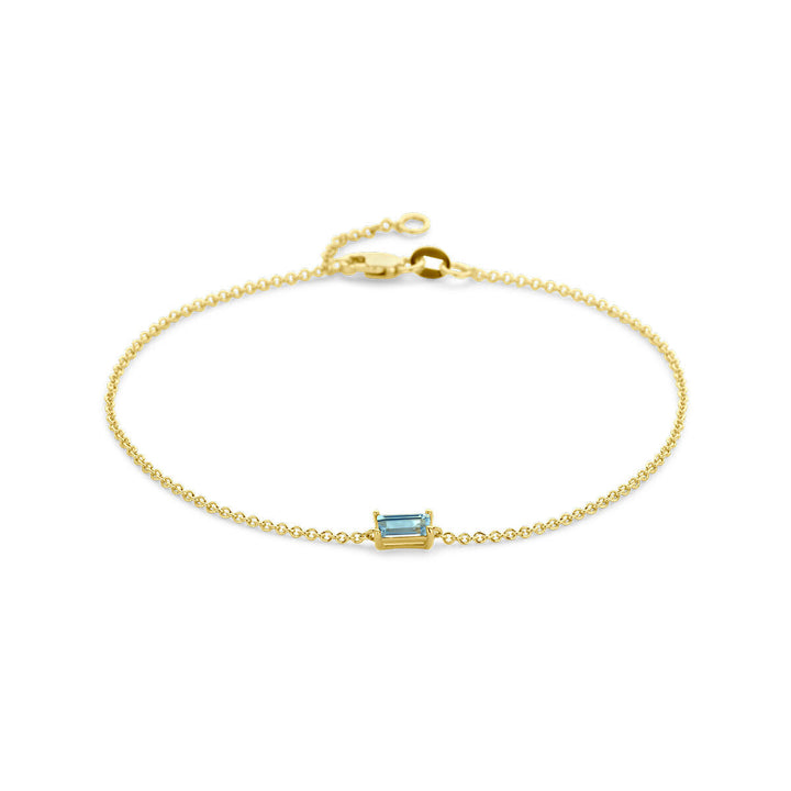 Gouden armband dames blauw topaas 14K van Van der Kooij Collectie met een rechthoekige blauwe topaassteen in het midden en een veilige karabijnsluiting.