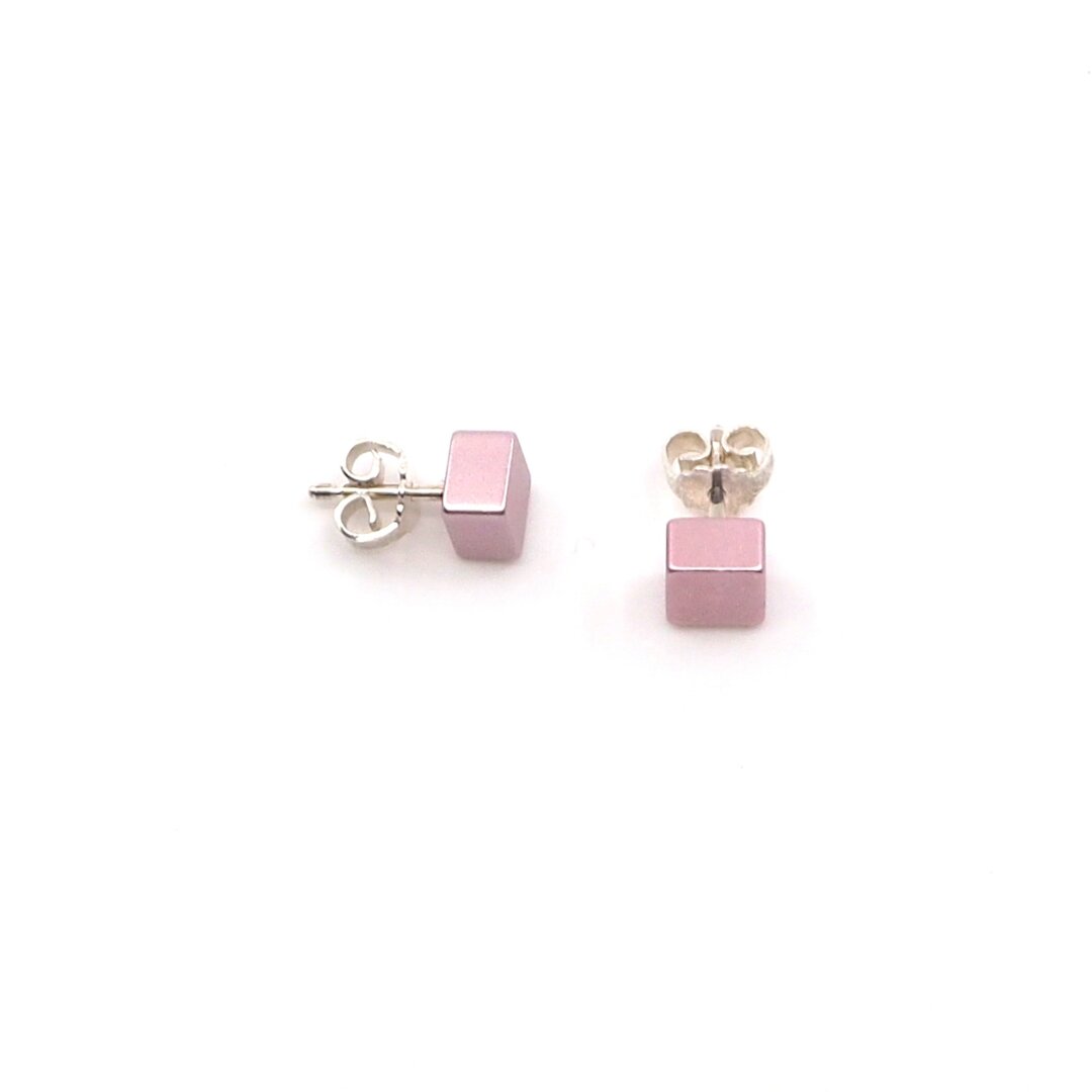 Ohrringe in Form von kleinen, rosa Würfeln mit silbernem Steckverschluss