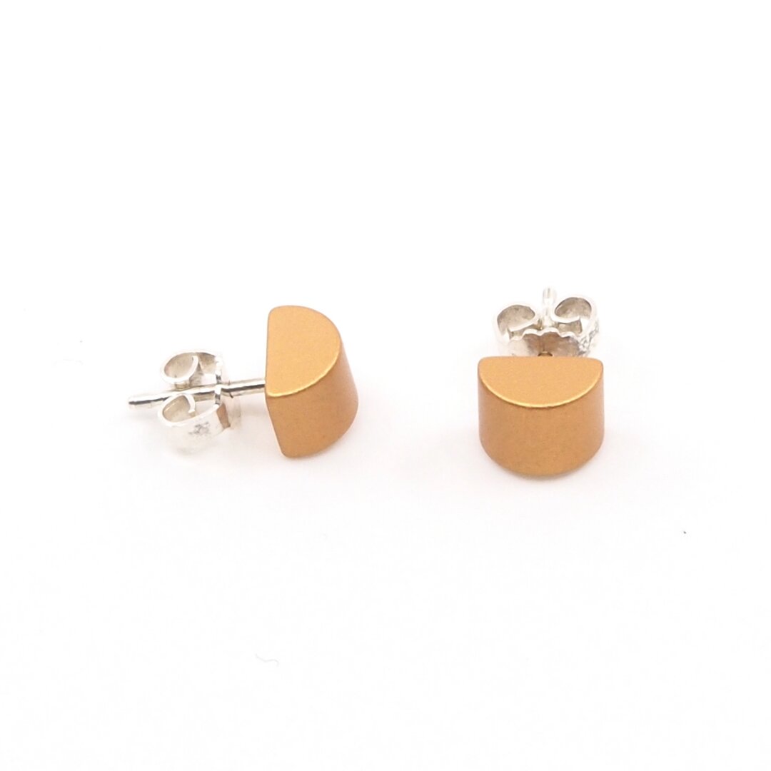 Halbrunde Ohrstecker in Apricot mit silbernem Verschluss