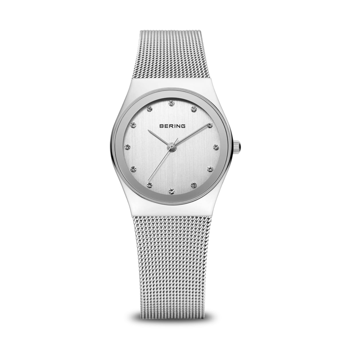 Uhr mit silbernem Zifferblatt, silbernem Gehäuse und Mesh-Armband, besetzt mit kleinen Steinen