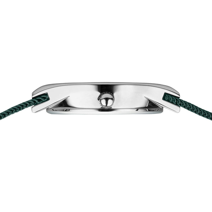 Het Bering 12927-808 horloge heeft een strakke, zilveren kast en een groene gevlochten band, die de elegantie van een Milanees bandje weerspiegelen. De gladde metalen afwerking en het verfijnde ontwerp benadrukken het dunne profiel, dat doet denken aan het Bering Dameshorloge.