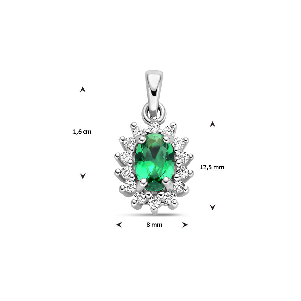 Van der Kooij Collectie hanger van gerhodineerd zilver met ovaal synthetische smaragd, omringd door zirkonia. Afmetingen: 1,6 cm hoog, 8 mm breed, 12,5 mm inclusief oogje. Zwarte pijlen duiden de afmetingen aan.