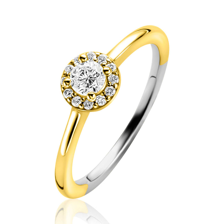 De Zinzi Ring Gold Plated ZIR2697Y van Zinzi heeft een stijlvol tweekleurig ontwerp met goud en zilver, een ronde centrale diamant en een halo van witte zirkonia's op een strak witte achtergrond.