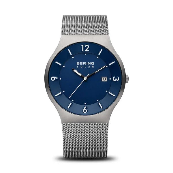Uhr mit blauem Zifferblatt, silbernem Gehäuse und Mesh-Armband, Datumsanzeige bei 3 Uhr