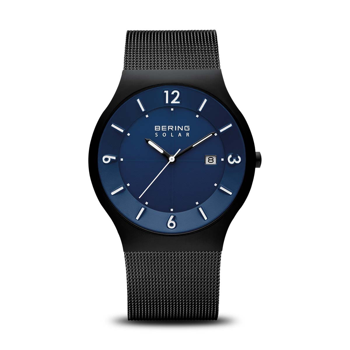 Uhr mit schwarzem Gehäuse, blauem Zifferblatt und schwarzem Mesh-Armband