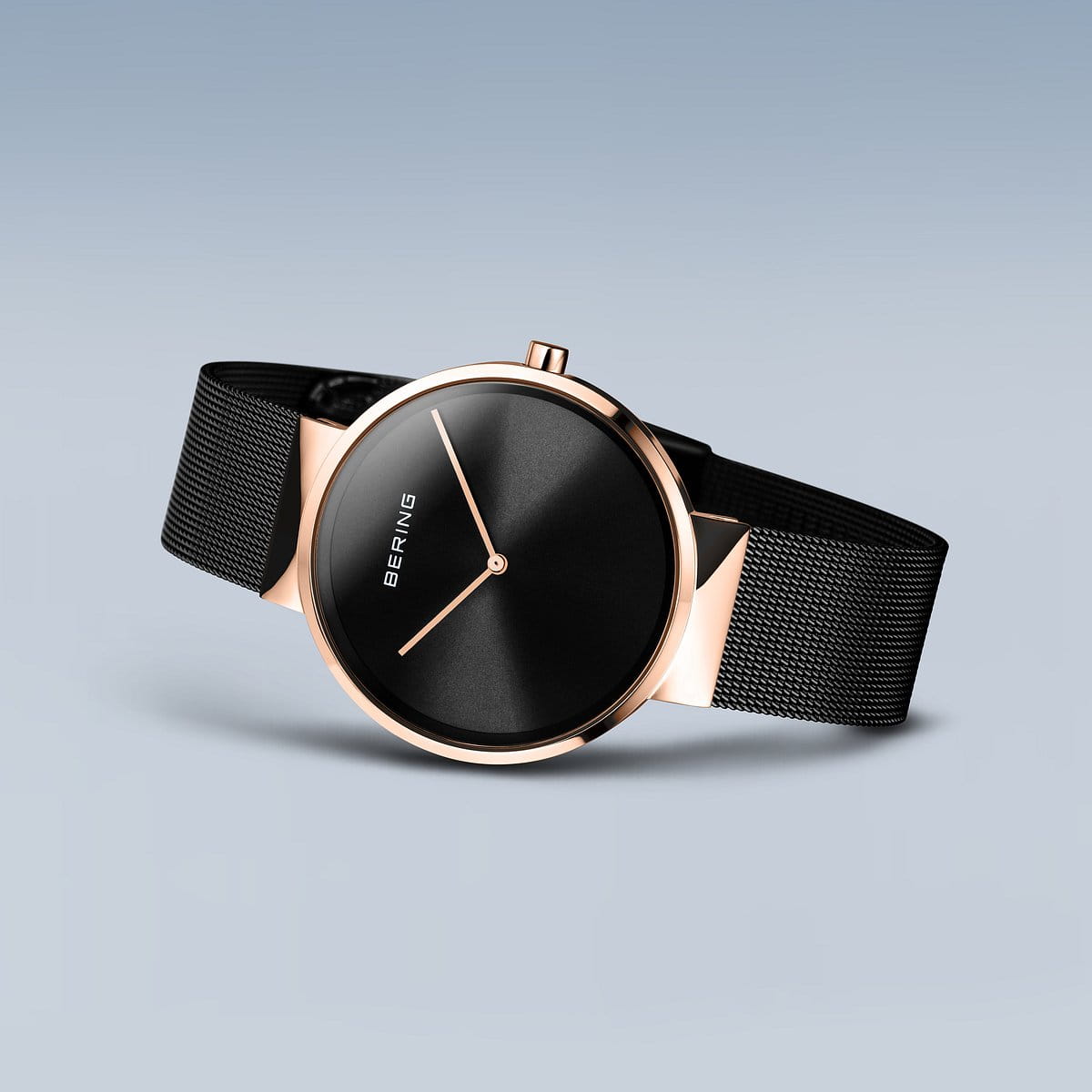 De Bering 14539-166 heeft een roségouden roestvrijstalen kast met een minimalistische zwarte wijzerplaat, dunne wijzers en een zwarte meshband. Het quartz-uurwerk zorgt voor precisie, terwijl BERING prominent op de wijzerplaat staat.