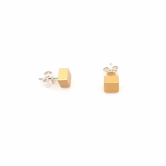 Ohrstecker in Form eines Würfels aus mattem Gold mit silbernem Verschluss
