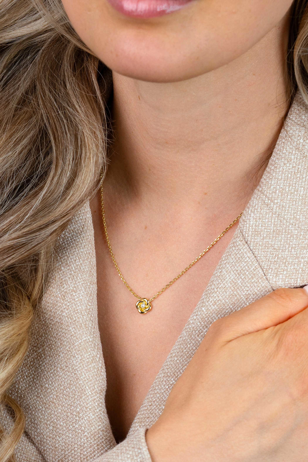 ZINZI gold plated zilveren ketting met bloemvormige hanger (9mm) ZIC2872Y