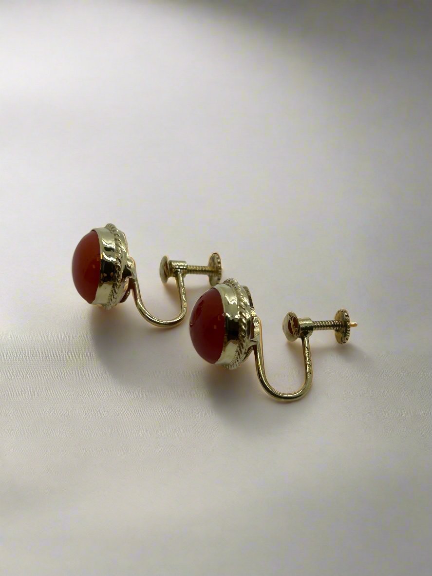Vintage Ohrstecker aus 14k Gold mit roten Blutkorallen, gewellte Oberfläche und geschwungene Form