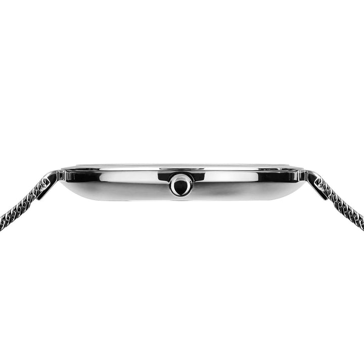 Zijaanzicht van een strak, zilverkleurig 18132-004 polshorloge van Bering met een minimalistisch design. Dit elegante dameshorloge heeft een dun profiel, saffierglas duurzaamheid, een fijne mesh band, roestvrijstalen kast met gepolijste metalen afwerking en één kroon aan de rechterkant.