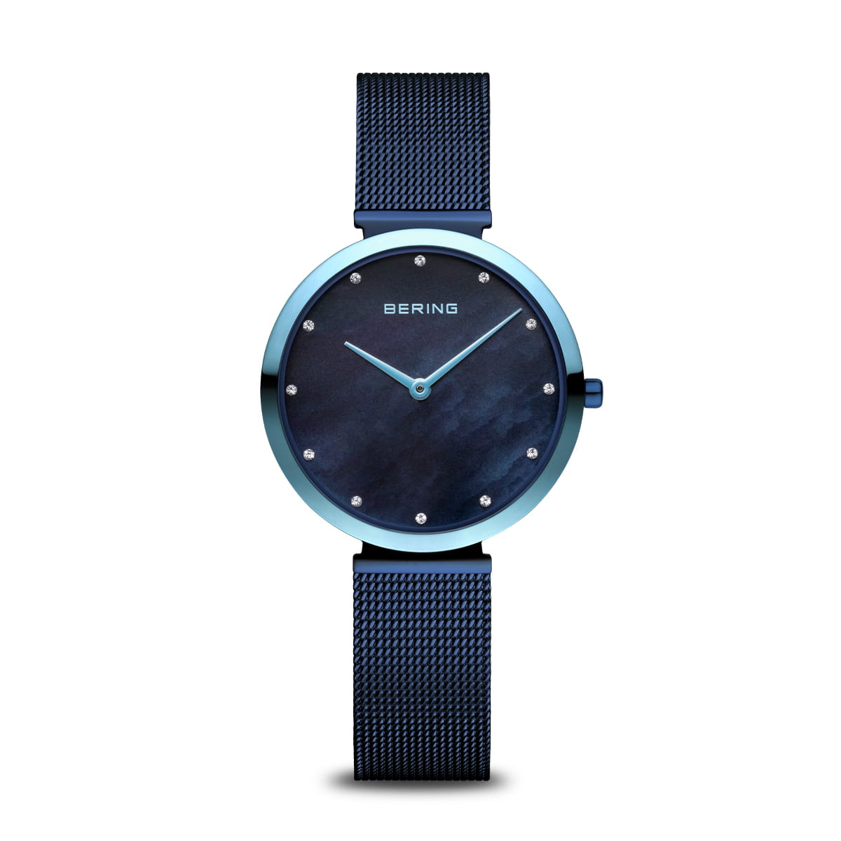 Uhr mit blauem Zifferblatt, silbernem Gehäuse und schwarzem Mesh-Armband