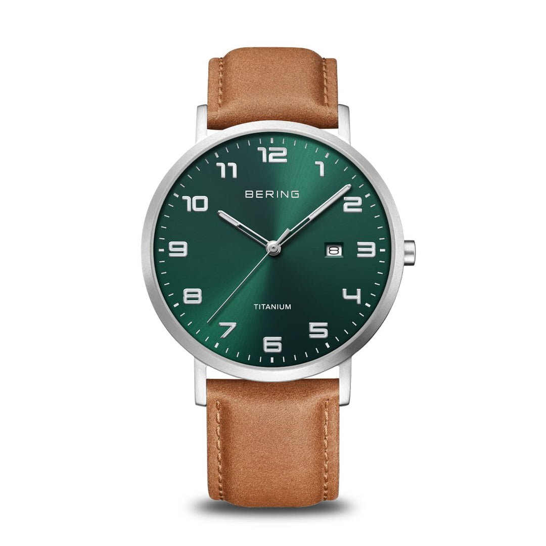 Ontdek de verfijning van het Bering 18640-568 herenhorloge, met een groene saffierglas wijzerplaat met zilveren markeringen. Omhuld door een strakke titanium horlogekast met datumfunctie, combineert het op elegante wijze eigentijdse stijl en tijdloze aantrekkingskracht met zijn bruine leren band.