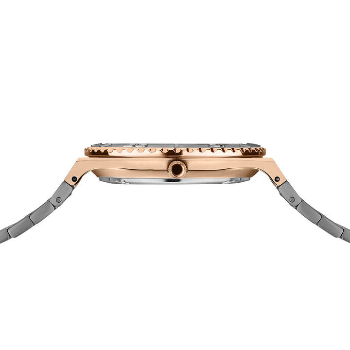 Zijaanzicht van het Bering dameshorloge 18936-769 met de nadruk op een roestvrijstalen kast met een roségouden lunette, zichtbare kroon en roestvrijstalen band met duurzaam saffierglas.