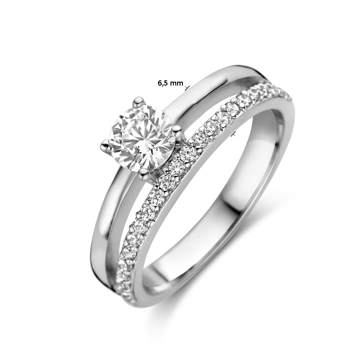 De zilver gerhodineerde ring zirkonia van Van der Kooij Collectie heeft een ronde centrale steen van 6,5 mm, omlijst door kleinere zirkonia's op de band. Het elegante ontwerp schittert extra door de witte achtergrond.