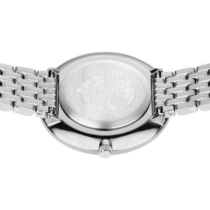 Close-up van een Bering dameshorloge met witte wijzerplaat - 19334-004, met een achterkant van titanium met een gegraveerd landkaartontwerp, minimalistische metalen band met glanzende afwerking, saffierglas en een kleine zijkroon.
