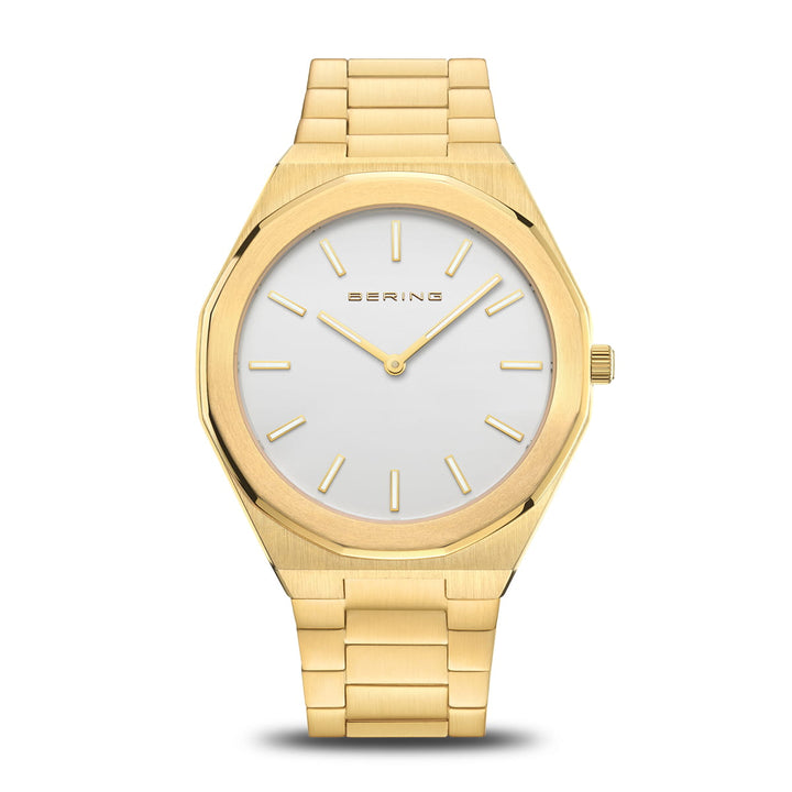 Getoond wordt een Bering herenhorloge met een strak design; Het heeft een ronde zilveren wijzerplaat met gouden markeringen en wijzers onder saffierglas. De goudkleurige roestvrijstalen band complementeert de kast, terwijl Bering in goud schittert op de wijzerplaat. Model: 19641-730.