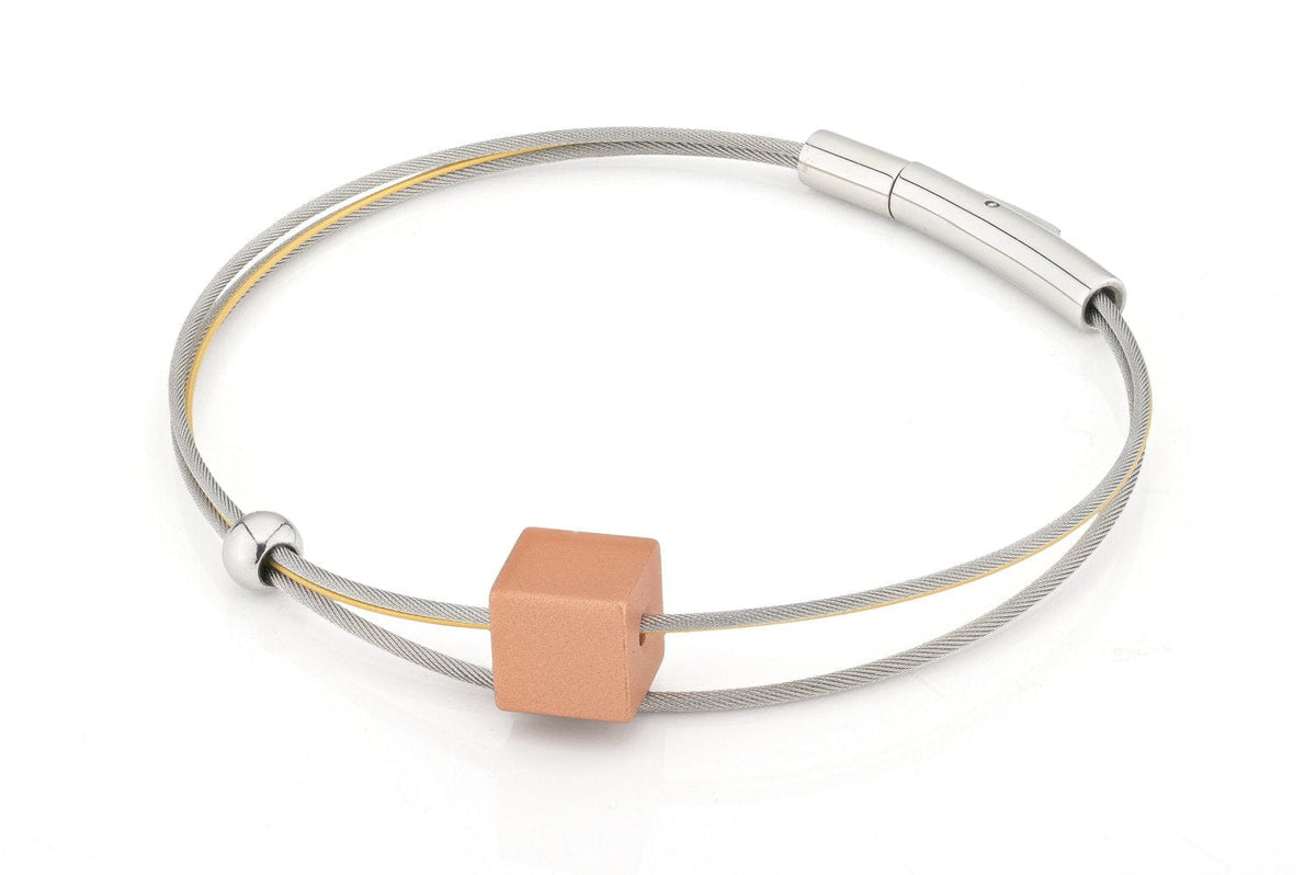 Armband aus Edelstahl mit einem rosafarbenen Würfel und einem silbernen Verschluss