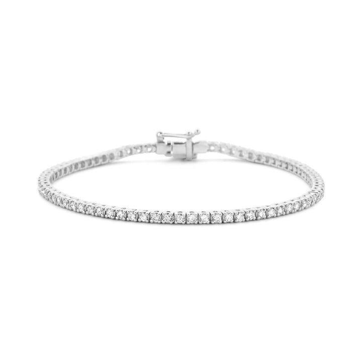 De Van der Kooij Collectie tennisarmband diamant 2.00ct H SI 2,3 mm 17,5 cm van 14K witgoud is stijlvol gepresenteerd in een cirkelvorm op een witte achtergrond, bezet met fonkelende diamanten.