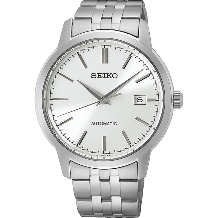 De Seiko SRPH85K1 herenhorloge heeft een zilveren automatisch polshorlogeontwerp met een roestvrijstalen band, witte wijzerplaat, zilveren uurmarkeringen en een datumweergave op 3 uur. De strakke look wordt versterkt door een gladde bezel.