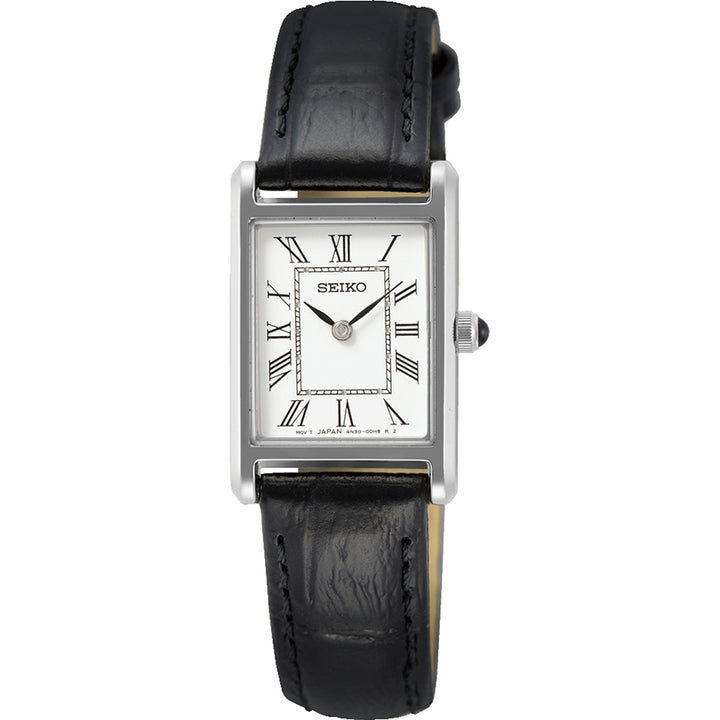 Het Seiko dameshorloge SWR053P1 heeft een strak rechthoekig design, een zwarte leren band en een zilveren montuur. Het heeft een witte wijzerplaat met Romeinse cijfers en zwarte uur-/minutenwijzers, aangestuurd door quartz. Het merk Seiko wordt weergegeven onder de 12-uurspositie.