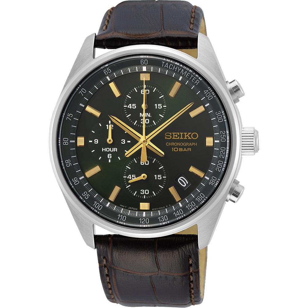 Het Seiko herenhorloge SSB385P1 heeft een opvallende groene wijzerplaat met gouden markeringen en wijzers. Deze chronograaf heeft drie subdials, een datumvenster en een strakke roestvrijstalen kast, afgewerkt met een donkerbruine lederen band.