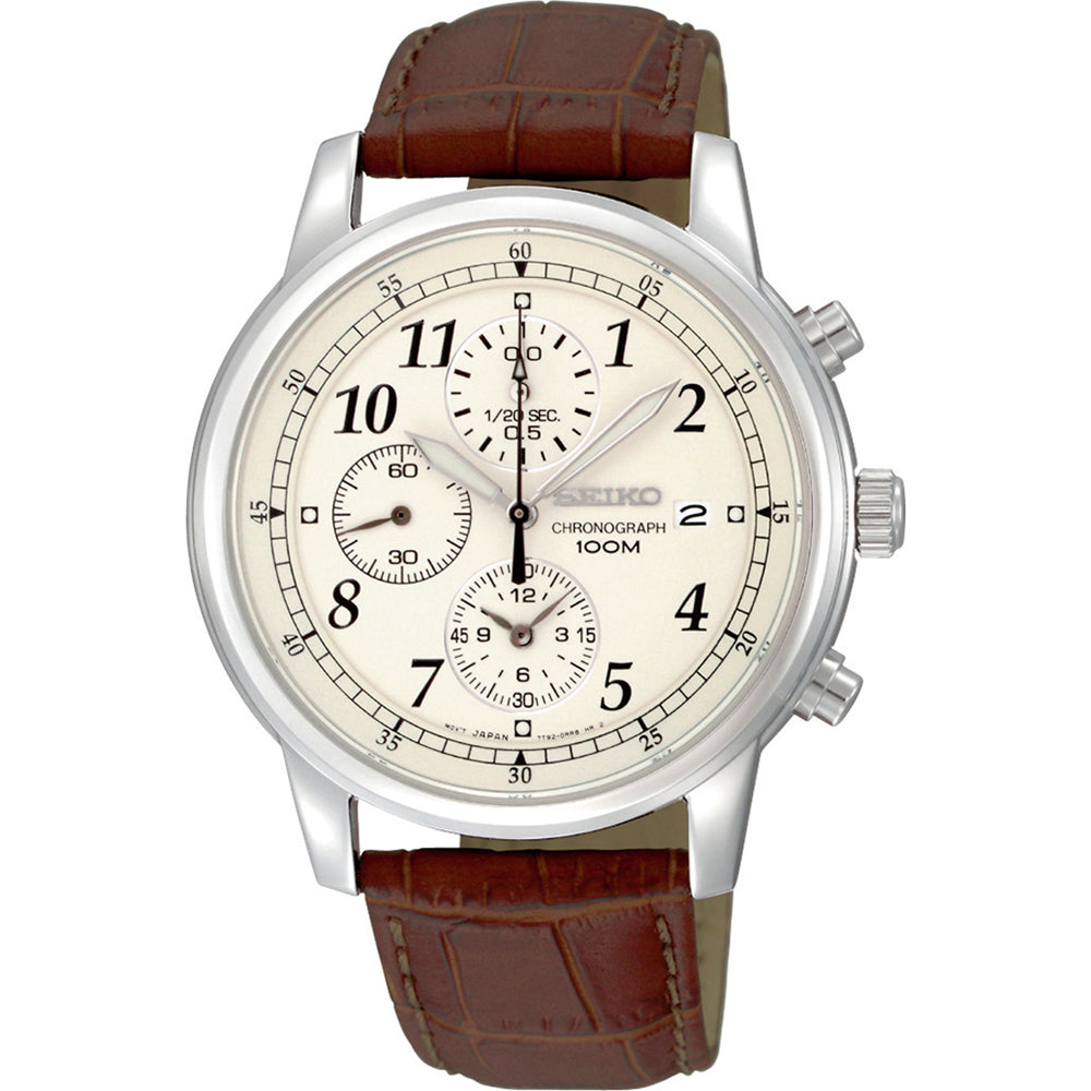 Het Seiko heren horloge SNDC31P1 is een zilveren chronograaf met een crèmekleurige wijzerplaat, met zwarte Arabische cijfers, drie sub-wijzerplaten en een datumvenster. Het omvat een getextureerde bruine leren band en drie zijknoppen in roestvrij staal voor blijvende elegantie.