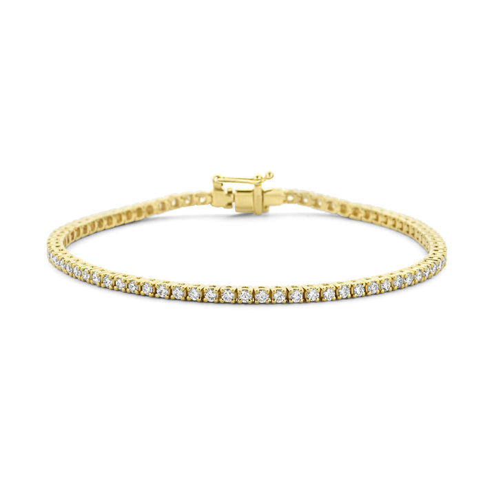 De Van der Kooij Collectie tennisarmband diamant 2.00ct H SI, 2,3 mm breed en 17,5 cm lang in 14K geelgoud is afgewerkt met een box clasp sluiting en gezet met een enkele rij ronde diamanten.