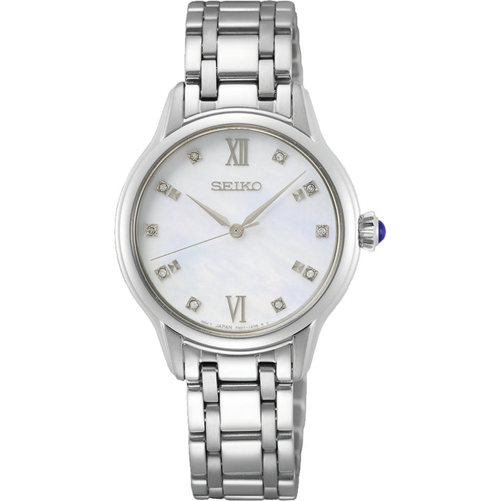 Het Seiko dameshorloge SRZ537P1 is een prachtig zilverkleurig horloge met een parelmoeren wijzerplaat met Romeinse cijfers op de 12 en 6, diamanten uurmarkeringen en duurzaam saffierglas, afgewerkt met een roestvrijstalen schakelband voor tijdloze elegantie.