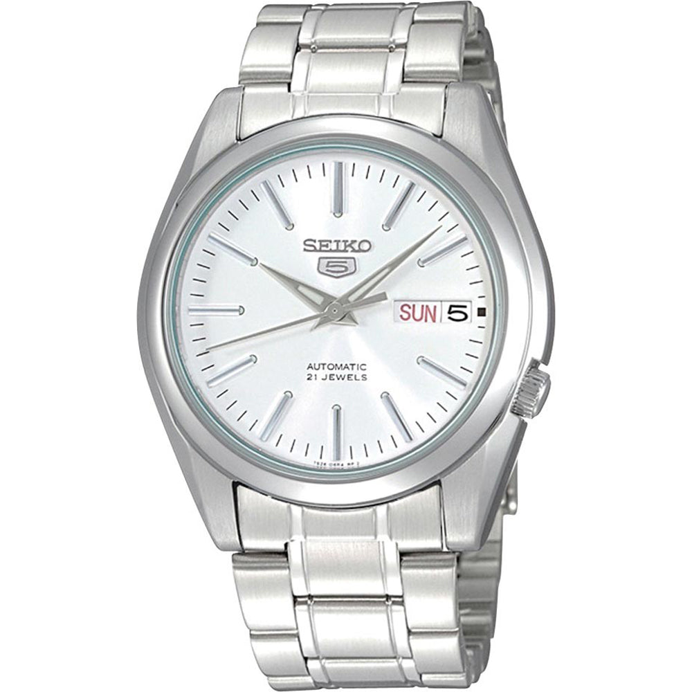 Het Seiko herenhorloge SNKL41K1 heeft een zilveren roestvrijstalen band en kast, een witte wijzerplaat met zilveren markeringen, wijzers en een dag-datumvenster voor zondag 5. Het heeft een automatisch mechanisme met Hardlex mineraal glasbescherming en is gelabeld Automatic 21 Jewels.