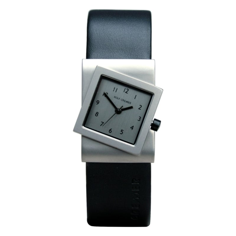 Schwarzes Lederarmband mit quadratischem Gehäuse und grauem Zifferblatt