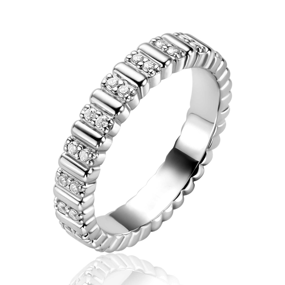 Ring aus Silber mit klaren Steinen und geriffeltem Design