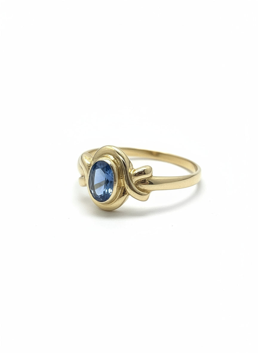 Vintage Ring aus 14k Gold mit ovalem blauen Topas und geschwungenem Design