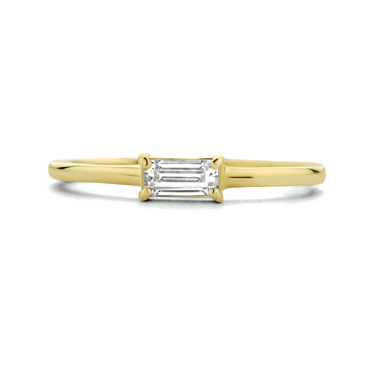 De Van der Kooij Collectie ring zirkonia 14K geelgoud heeft een dunne geelgouden band en een horizontaal gezette, smaragd geslepen baguette zirkonia in het midden.
