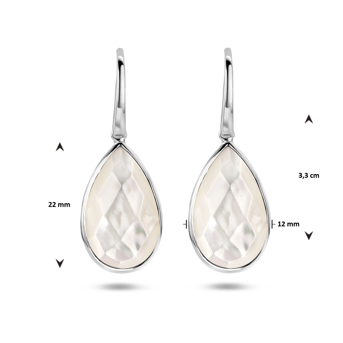 Een paar Van der Kooij Collectie oorhangers parelmoer franse haak, zilver gerhodineerd, 3,3 cm lang, 22 mm hoog en 12 mm breed, afgebeeld op een witte ondergrond.
