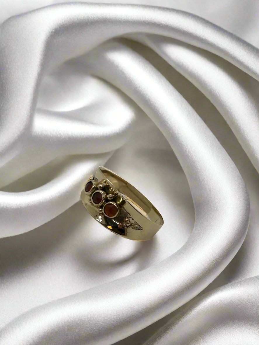 Vintage Ring aus 14k Gold mit roten Granaten und floralem Design