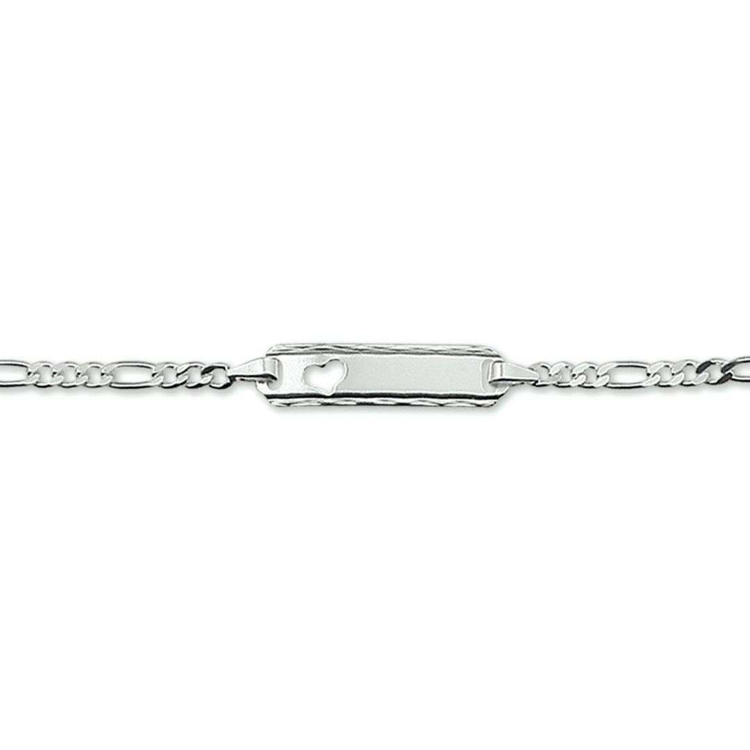 Collectie Van der Kooij biedt de "graveerarmband hart plaat 5,0 mm zilver wit" aan, een kinderarmband met een Figaro-ketting en een rechthoekig plaatje met een hartvormige uitsparing, die charme en doordacht ontwerp combineert.