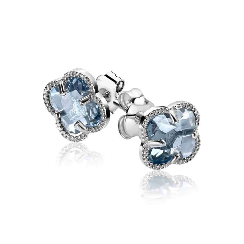 Zinzi Oorbellen Zilver ZIO2663B: zilveren oorstekers van het merk Zinzi met lichtblauwe klavervormige stenen, omrand door kleine heldere steentjes en afgewerkt met een gepolijste glans.
