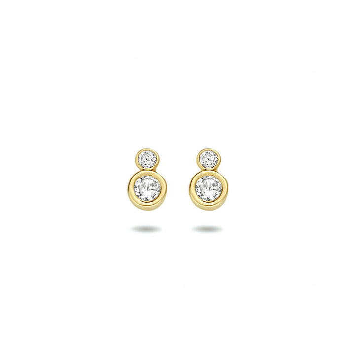 Van der Kooij Collectie oorknoppen zirkonia 14K geelgoud: elk knopje heeft twee helderwitte zirkonia's, verticaal geplaatst met de kleinere steen boven de grotere, op een witte achtergrond.