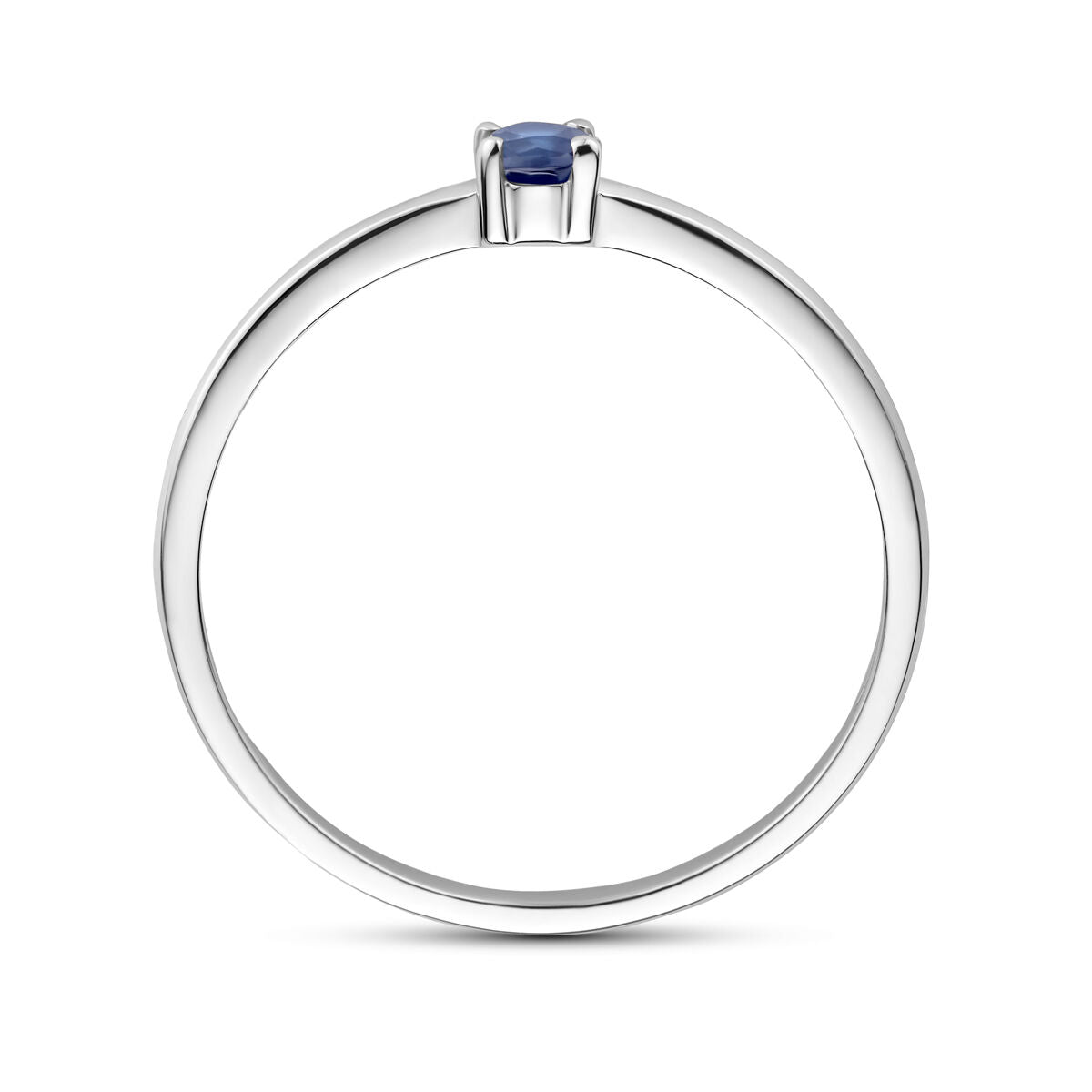 Een gerhodineerde zilveren ring met september geboortesteen saffier van Van der Kooij Collectie, in zijaanzicht tegen een witte achtergrond.