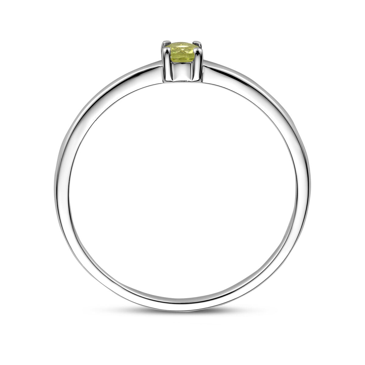 De ring met geboortesteen peridot augustus van Van der Kooij Collectie is een dunne, gerhodineerde zilveren 925-ring met een kleine peridot in een minimalistische vierpootzetting, getoond van opzij tegen een witte achtergrond.