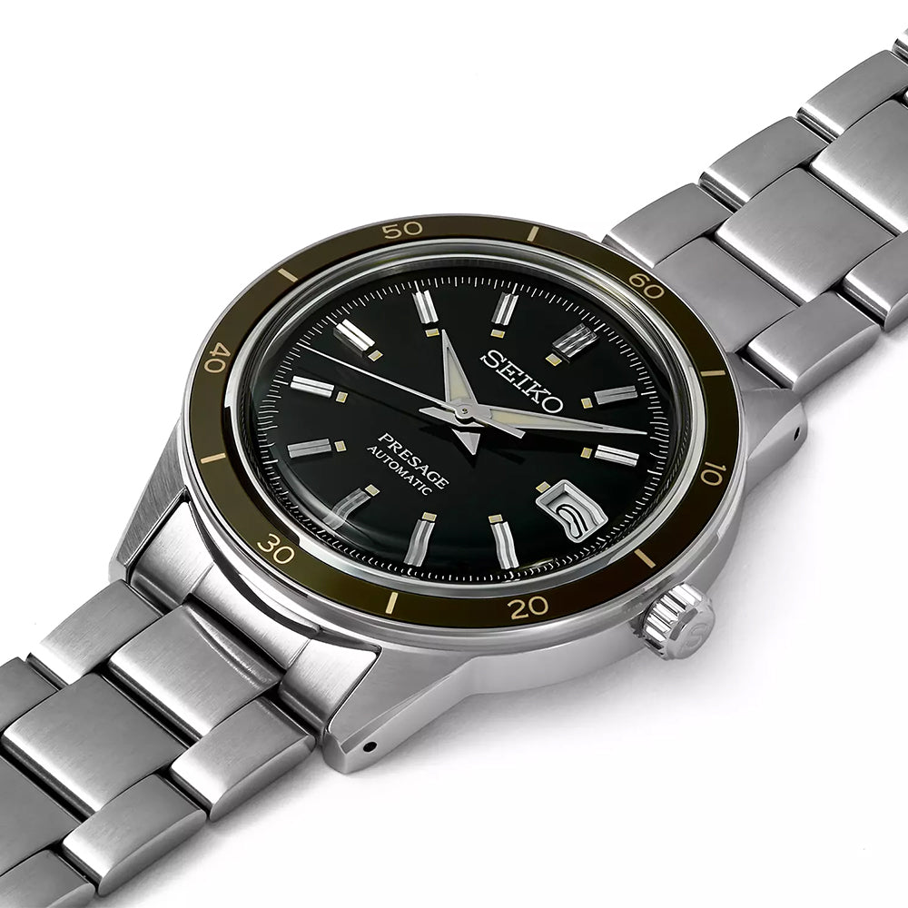 Het Seiko Presage heren horloge SRPG07J1 heeft een groene en zwarte wijzerplaat met zilveren uurmarkeringen en wijzers, een datumweergave op 3 uur en minutenmarkeringen op een roestvrijstalen lunette. Het heeft een roestvrijstalen band en wordt aangestuurd door een automatisch uurwerk.