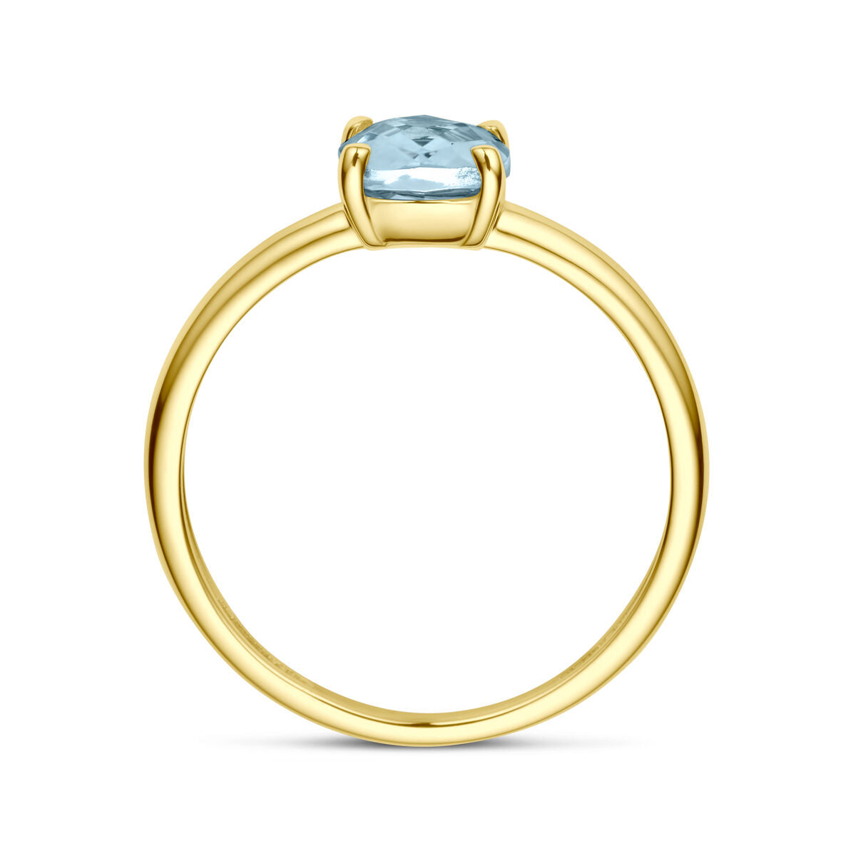 De Van der Kooij Collectie ring topaas 14K geelgoud heeft een dunne band en een ronde, lichtblauwe topaas in een eenvoudige zetting met vier tanden, van opzij gezien tegen een witte achtergrond.