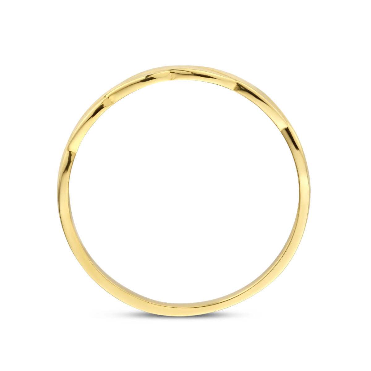De ring gedraaid 14K geelgoud van Van der Kooij Collectie is rechtop afgebeeld op een witte achtergrond, waardoor het slanke, gedraaide ontwerp en de elegante 14k geelgouden afwerking goed uitkomen.